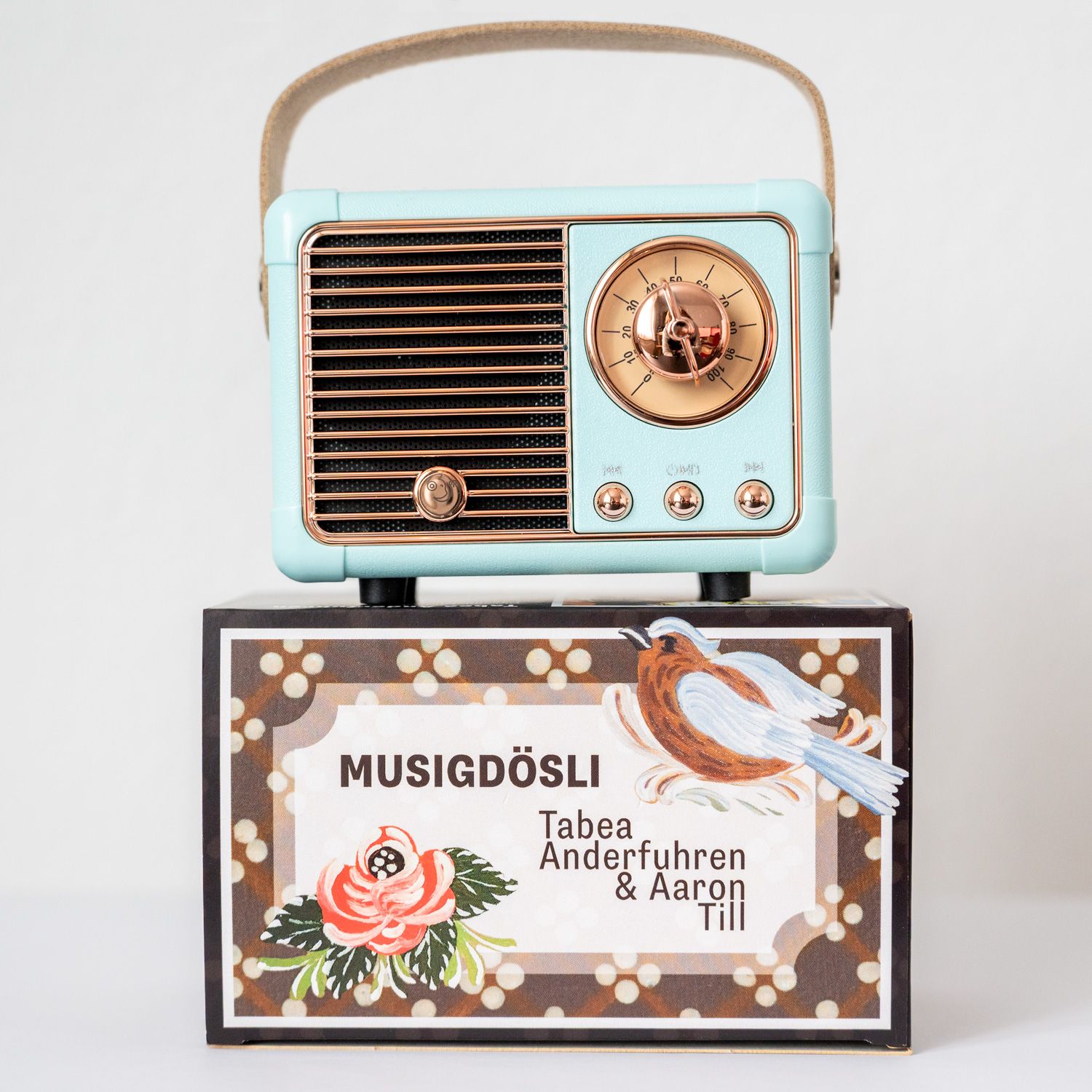 türkisblaues Musigdösli steht auf der Verpackungsbox